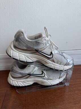 Nike V5 RNR Summit White Metallic Silver Women's Size 10